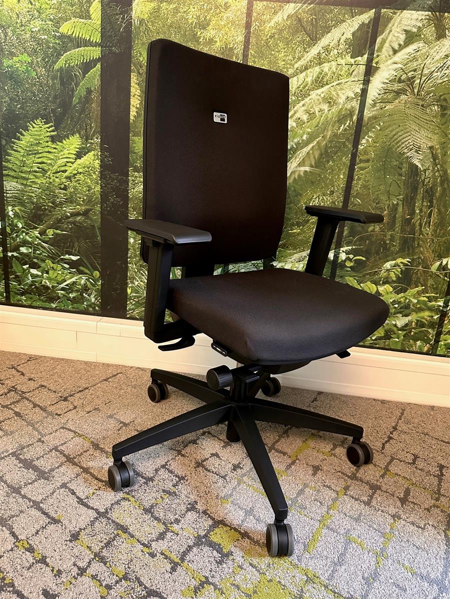 Viasit Linea Polsterrücken 52 cm in Schwarz mit 2D-Armlehnen Ausstellungsstück